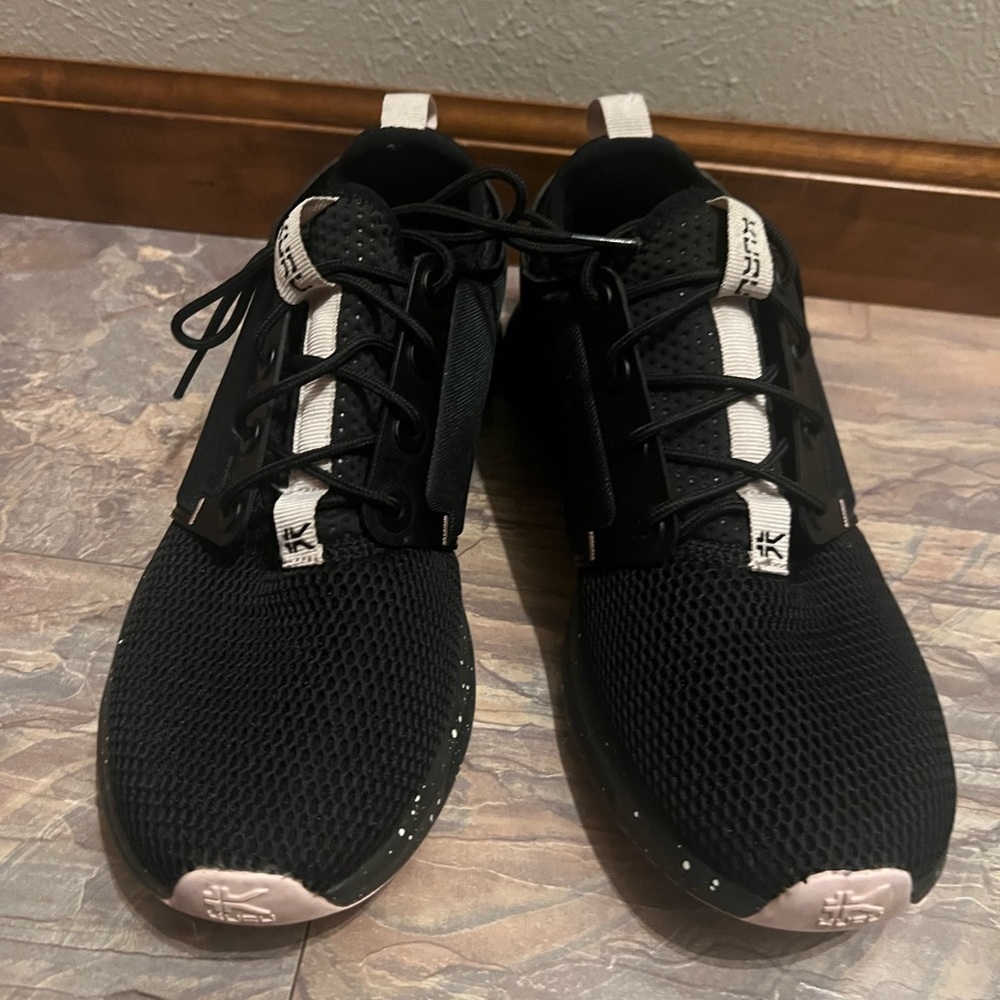 KURU ATOM WIDE WOMEN'S ATHLETIC SNEAKER